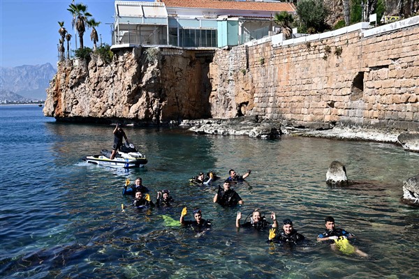 Kaleiçi Yat Limanı’nda deniz dibi temizliği yapıldı<