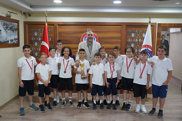 Orhangazi’de şampiyon genç sporcular ağırlandı<