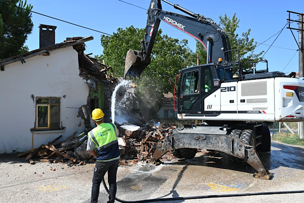 Karacabey’de metruk okul lojmanı yıkıldı