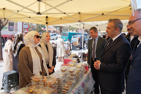 Karaman Valisi Çiçek, destek kermesini ziyaret etti<