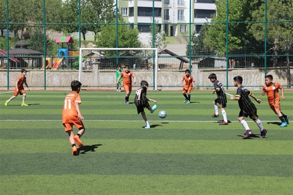 Bitlis’te İlkokullar Arası Futbol Turnuvası başladı<