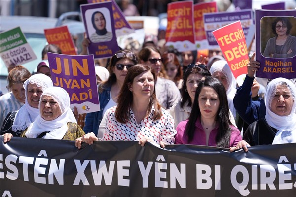 Eş Başkan Bucak, kadın ve çocuk ölümlerine karşı düzenlenen yürüyüşe katıldı