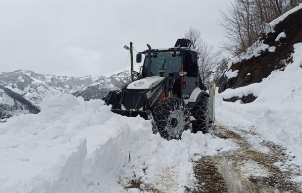 Trabzon'da kardan kapanan yollar ulaşıma açıldı