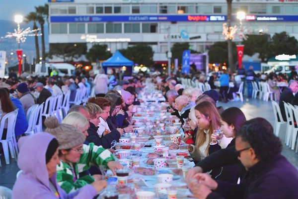 İzmir büyük iftar sofrasında buluştu<