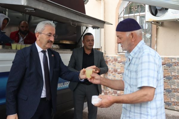 İzmit Belediyesinden Yenimahalle’de cuma ikramı