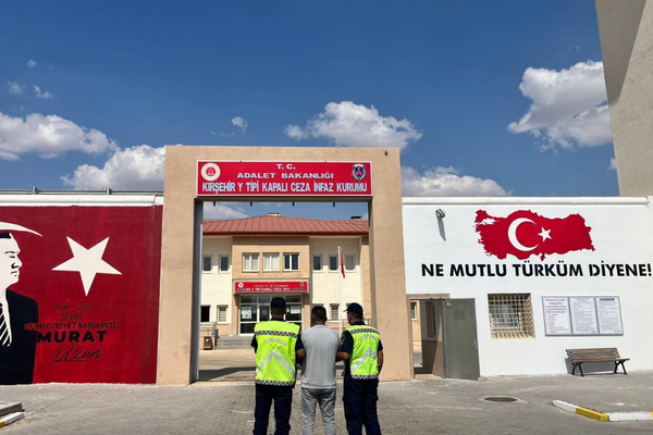 Kırşehir'de aranan şahıs yakalanıp cezaevine gönderildi