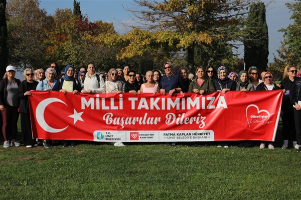 İzmitli kadınlardan milli takıma destek mesajı<