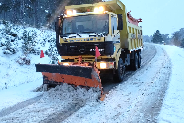 Eskişehir Büyükşehir Blediyesi, kar küreme ve tuzlama çalışmaları gerçekleştiriyor<