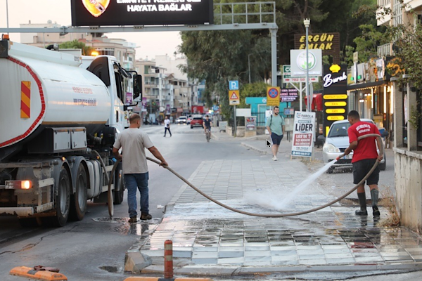 Menderes’te cadde ve kaldırımlarda genel temizlik çalışması başlatıldı<