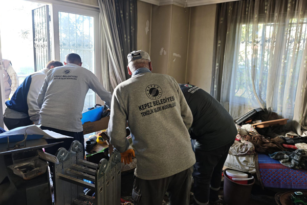 Kepez’de evden 1 kamyon çöp çıkarıldı <