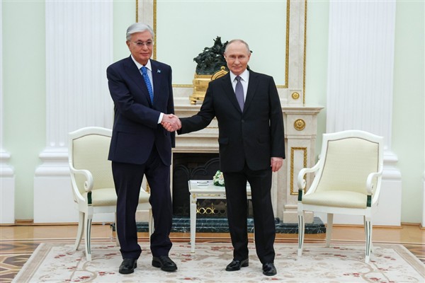 Putin, Kazakistan Cumhurbaşkanı Tokayev ile bir araya geldi 