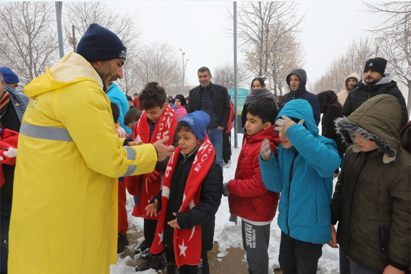 Gaziantep Büyükşehir Belediyesi'nden çocuklara kar hediyesi
