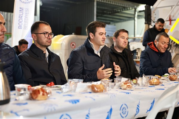 Başkan Mandalinci, temizlik işleri personeliyle sahur yaptı