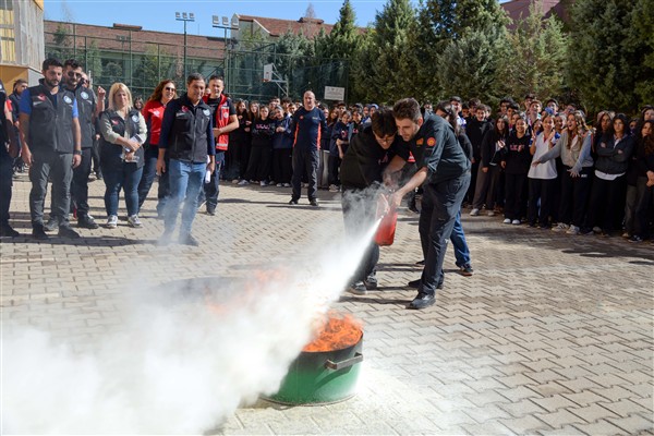Afet Risklerinin Azaltılması Günü’nde öğrencilere uygulamalı eğitim<