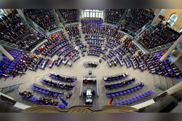 Almanya'da bugün erken parlamento seçimleri yapılıyor<