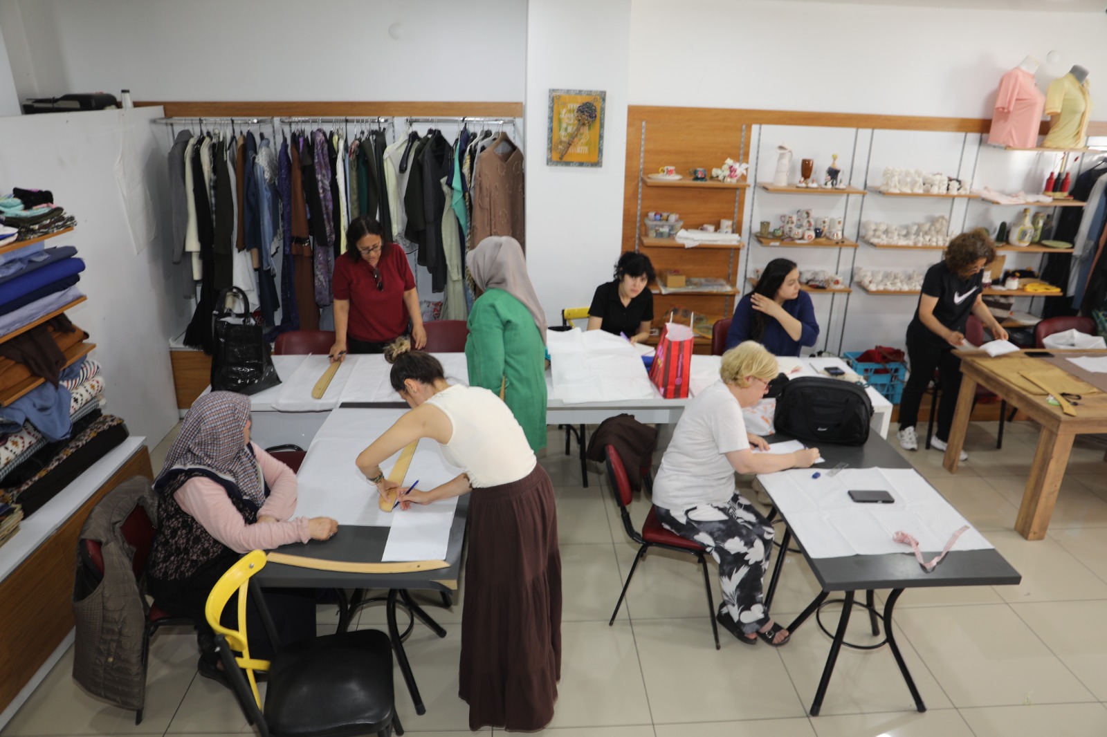 İzmit’te kadınlar yaz tatilini dikiş kursunda değerlendiriyor