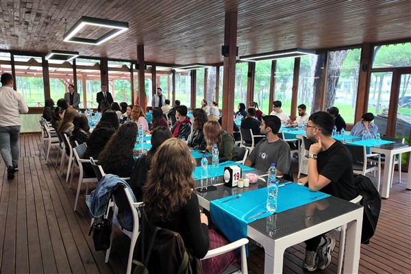 Serik Belediyesi'nden öğrencilere tanışma kahvaltısı <