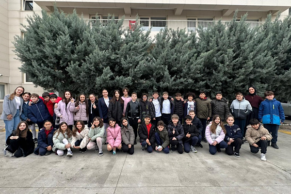 Bursa’da öğrencilerden huzurevi ziyareti<