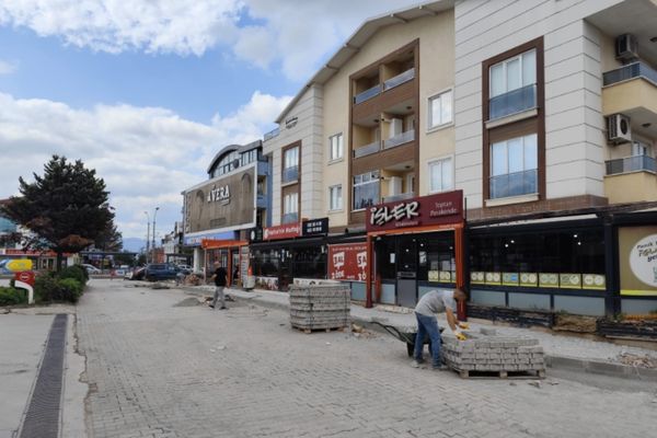 Yenişehir’de tahrip olan parkeler yenileniyor<