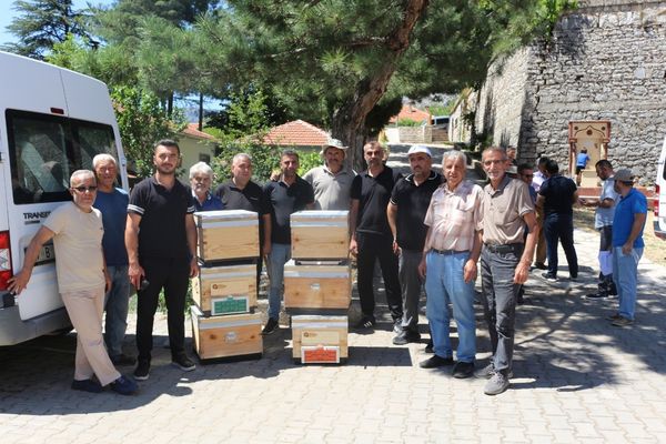 Antalya Büyükşehir Belediyesinden arıcılara 221 kovan desteği