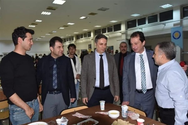 Dicle Üniversitesi Rektörü Eronat, sağlık çalışanlarıyla iftar yemeğinde bir araya geldi