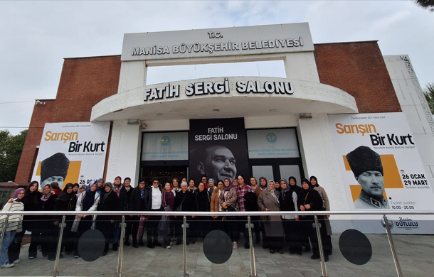 Manisa'da kadınlar, “Sarışın Bir Kurt” segisini ziyaret etti