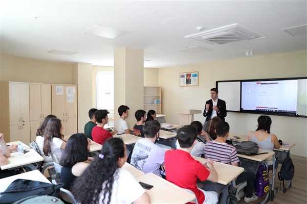Kartal Akademi öğrencilerinden üniversite sınavlarında başarı <