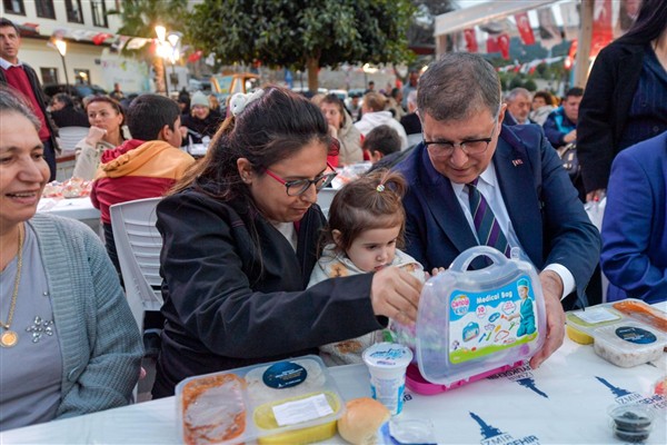 Başkan Tugay, iftar programlarında vatandaşlarla bir araya geliyor<