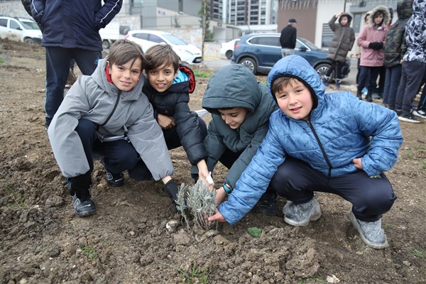 Nilüfer'de çocuklar gelecek için fidan dikti<