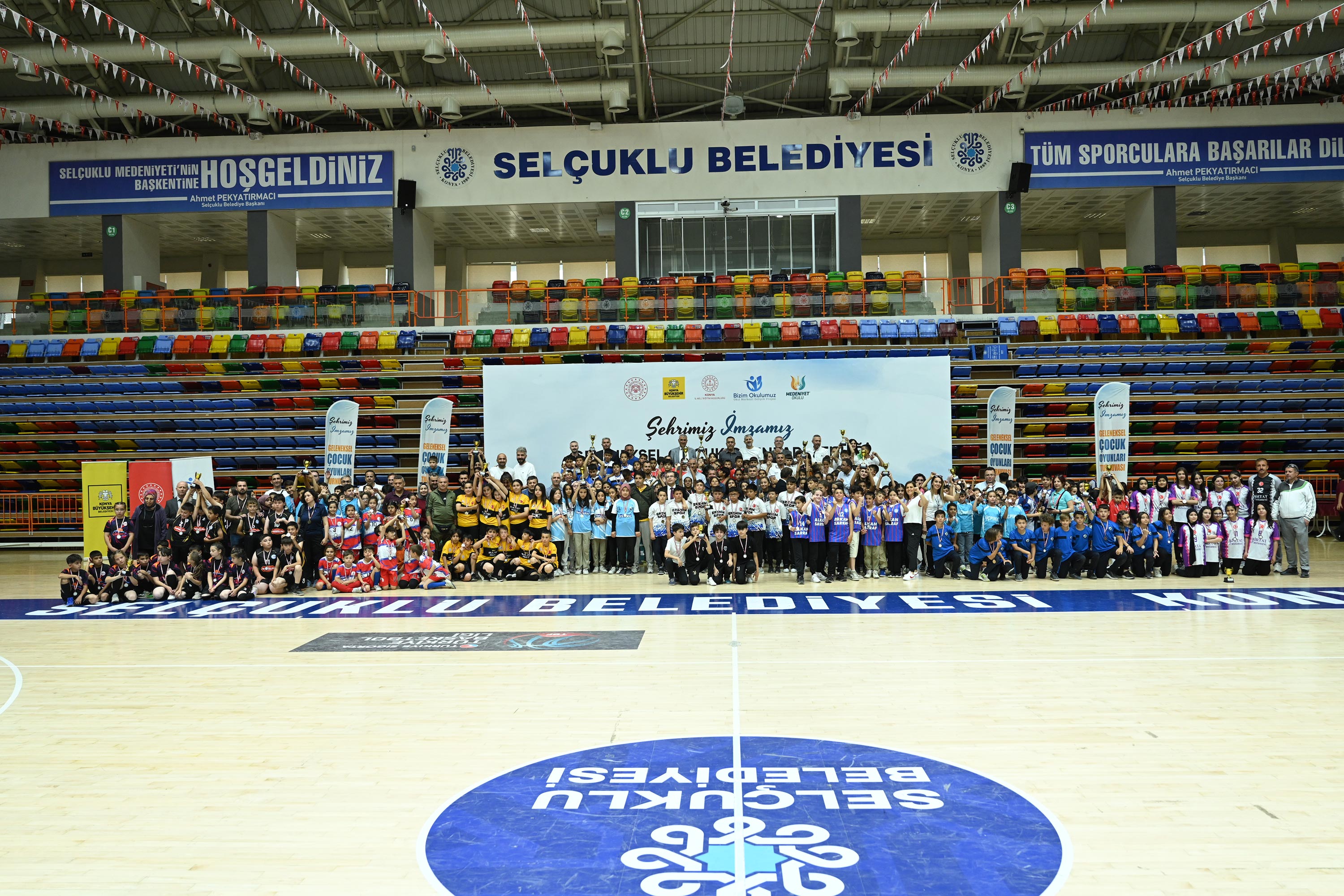 Geleneksel Çocuk Oyunları'nda başarılı öğrencilere ödülleri verildi<