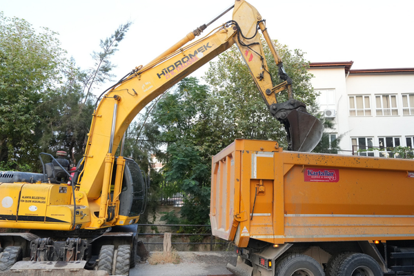 Alanya’da kış sezonu öncesi Hacet Deresi’nde temizlik çalışması