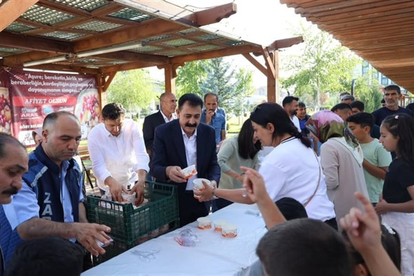 Ağrı Belediyesi'nden aşure ikramı