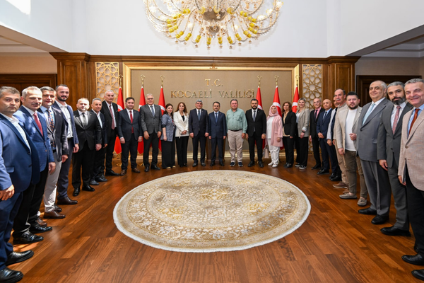 Kocaeli Kent Konseyi Başkanı Ceyhun Yalçın ve Yeni Yönetimi, Vali Aktaş’ı ziyaret etti<