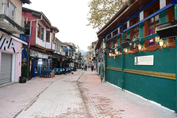 Tarihi Arap Şükrü Sokağı, kaçak eklentilerden arındırıldı<