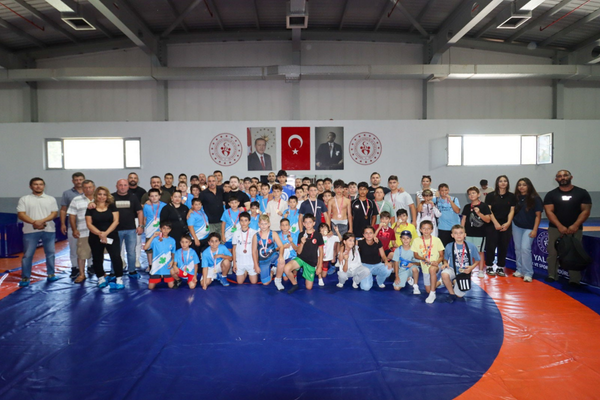 Minik güreşçiler Türkiye Şampiyonası'na katılma hakkı elde etti<