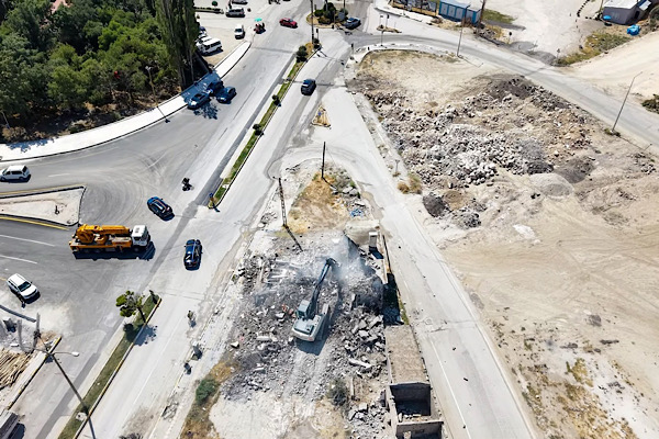 Van'da Hatuniye Caddesi'nin ikinci etabında yıkım çalışmaları sürüyor<