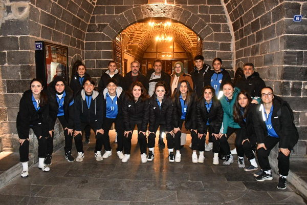 Siverek Belediyesi'nden Ağrı Kadın Futbol Takımı'na destek<