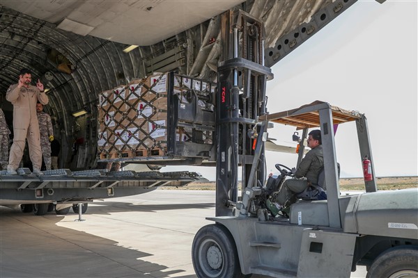 Katar, Afganistan'a 42 tonluk yardım malzemesi gönderdi