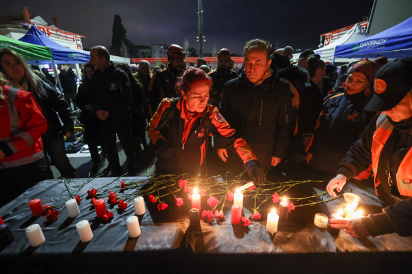 Bakırköy'de depremlerde hayatını kaybedenler anıldı<