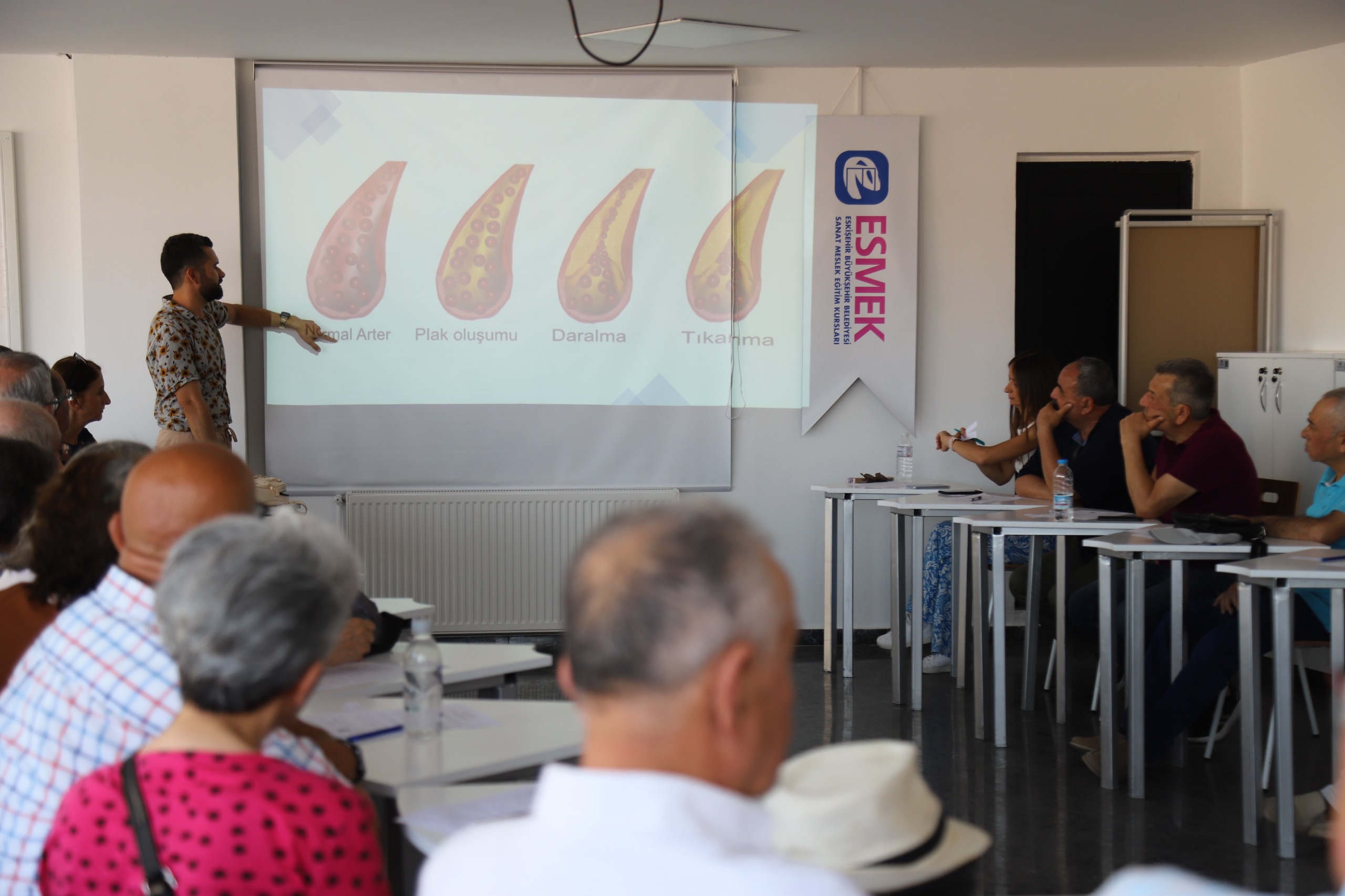 Emek Kafe'de vatandaşlara özel kursları<