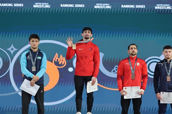 Şampiyon güreşçi Kamal, madalyasını depremzedelere bağışladı
