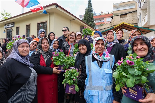 Başkan Şahin 25 Aralık Mahallesi’nde vatandaşlarla bayramlaştı<
