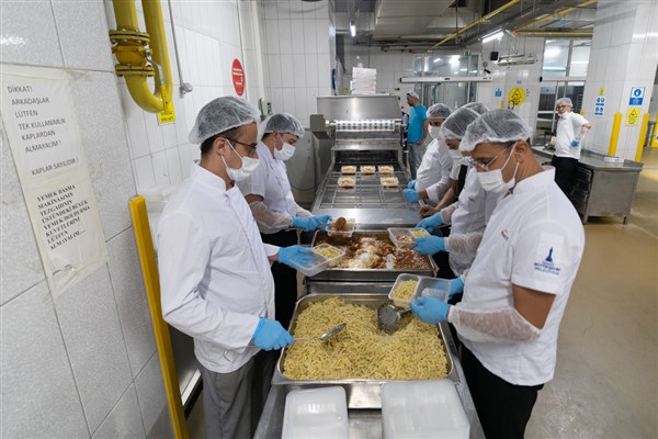 İzmir’de günlük 42 bin kişilik sıcak yemek üretiliyor<