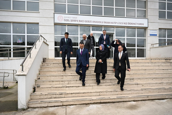 Vali Aktaş, Gebze’deki eğitim kurumlarını ziyaret etti<