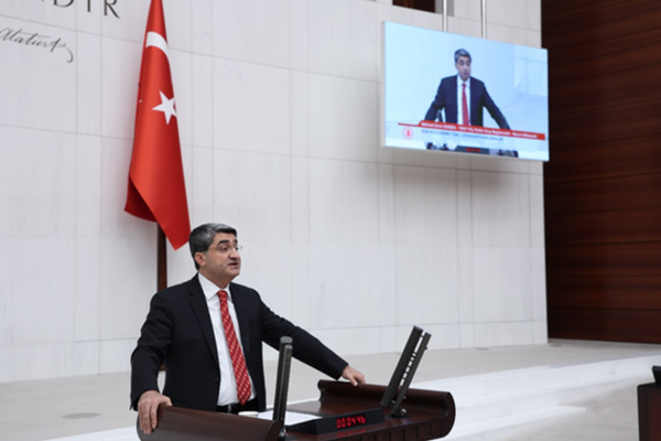 Ekmen: Mersin sahillerindeki mikroplastik kirliliği için önlem alınmalı