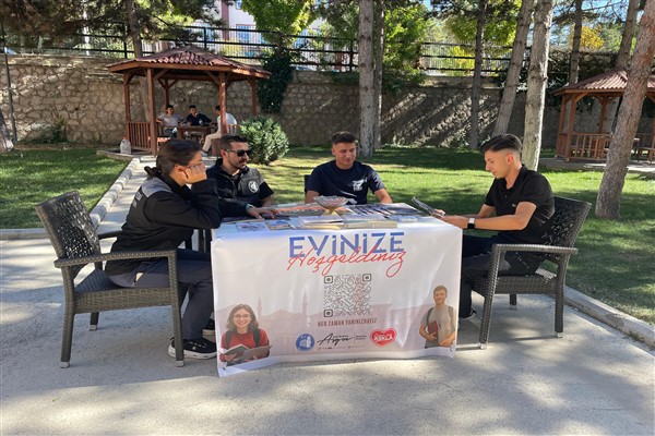  Çorum Belediyesi üniversiteye yeni başlayan öğrenciler için bilgilendirme standı açtı