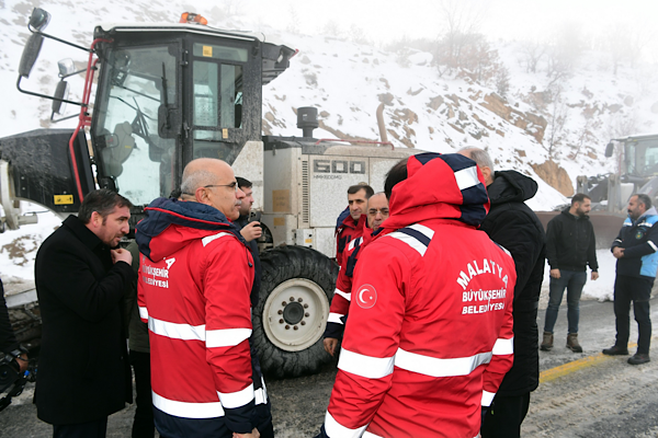 Başkan Er karla mücadele çalışmalarını yerinde inceledi<