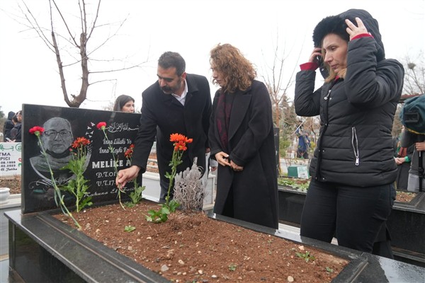 Diyarbakır’da depremde hayatını kaybedenlerin mezarına karanfil bırakıldı