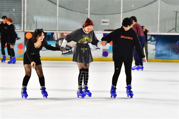 İzmir'de Buz Sporları Salonu, tatile giren öğrencileri ağırladı