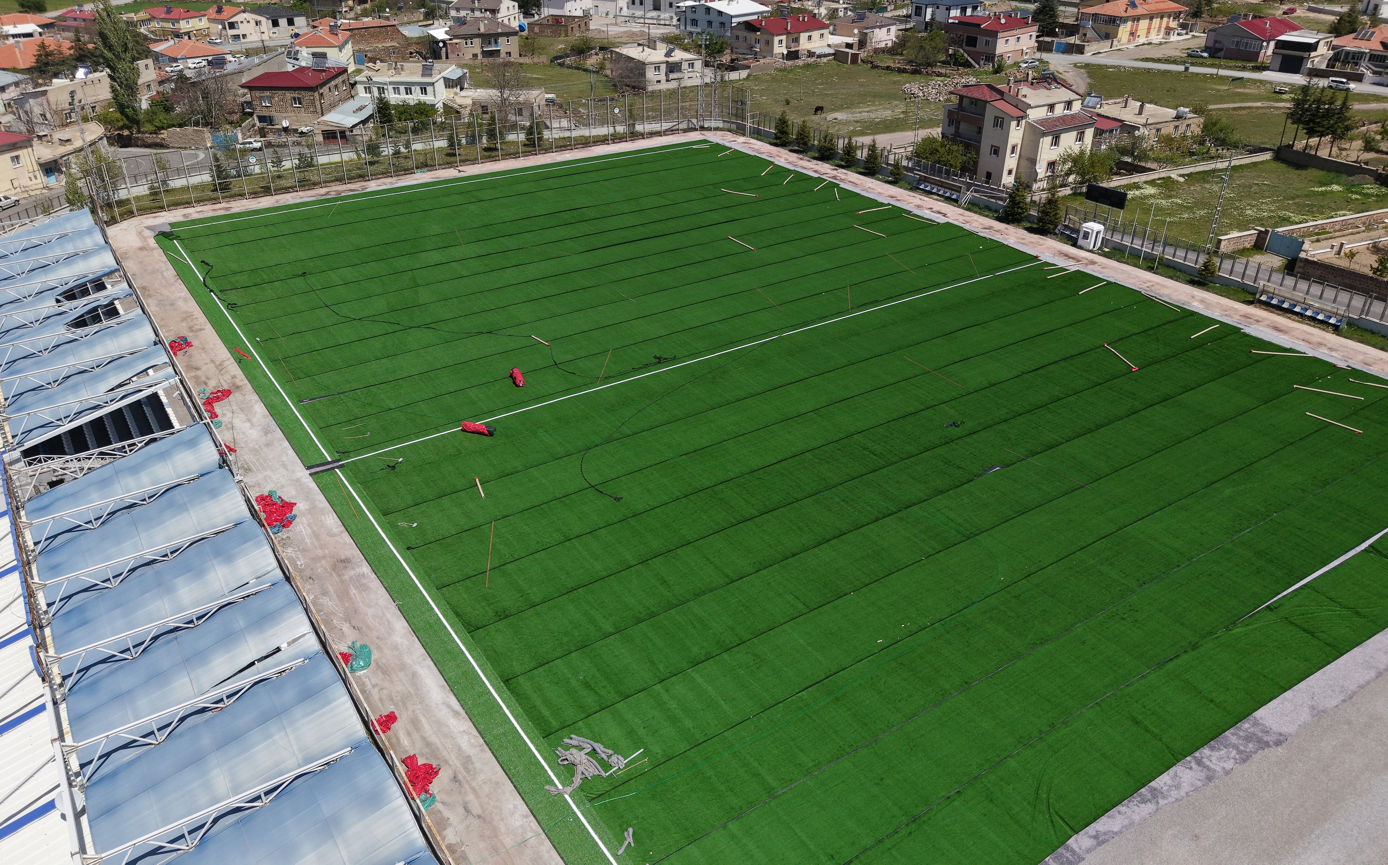 Başakpınar Spor Merkezi'nin çim sahası ile yedek ve sağlık kulübeleri yenileniyor<